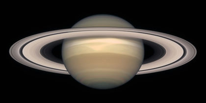 Image numérique d'une planète lignée aux tons de beige et entourée d'anneaux beiges et noirs, sur un fond noir