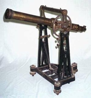 Photo couleur d'un transit constitué de métaux et comprenant un cadran installé sur l'un des piliers, dirigeant un petit télescope