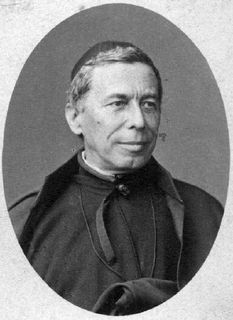 Photo en noir et blanc d'un homme, dans ses habits de jésuite