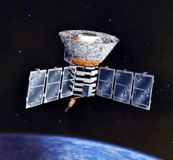 Drawing of a satellite with its dome directed towards space and solar panels in the form of fins on each side of the metal structure, with a starry black night as a backdrop and the planet Earth below