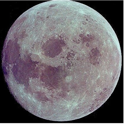Photographie de la pleine lune aux tons rouges et bleutés sur un fond noir