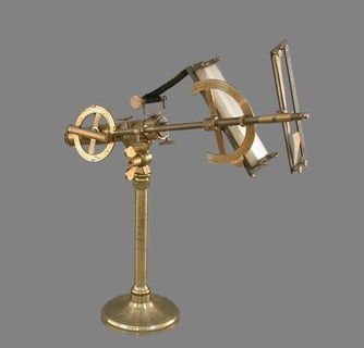 Objet métallique doré constitué d'un pied, d'une tige et d'une lamelle de verre fixée à son extrémité, représentant un polarimètre